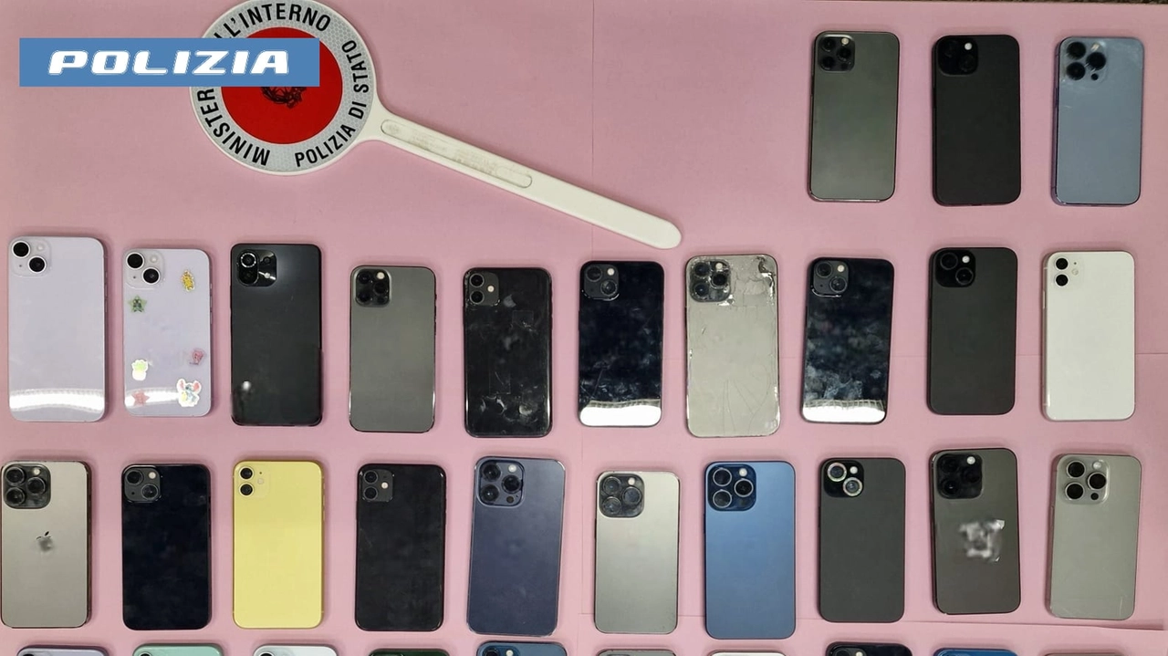 Alcuni degli 87 cellulari rubati dai due Alcuni degli 87 cellulari rubati dai due