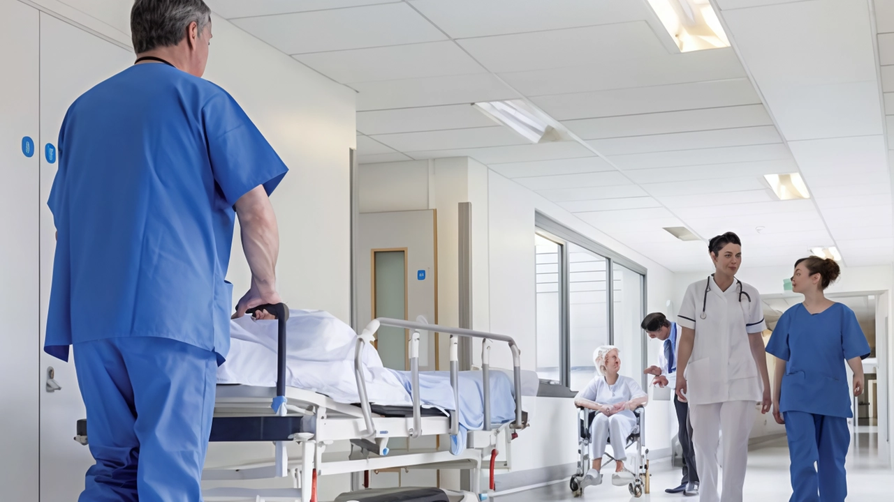 A Rho, potenziato l'ambulatorio "codici minori" del pronto soccorso ospedaliero. Ampliato con risorse professionali, attivo 7 giorni su 7 per 8 ore al giorno, dedicato ai pazienti con codice bianco o verde. Medico e infermiere gestiscono visite, prescrizioni e certificati. A Rho, potenziato l'ambulatorio "codici minori" del pronto soccorso ospedaliero. Ampliato con risorse professionali, attivo 7 giorni su 7 per 8 ore al giorno, dedicato ai pazienti con codice bianco o verde. Medico e infermiere gestiscono visite, prescrizioni e certificati.