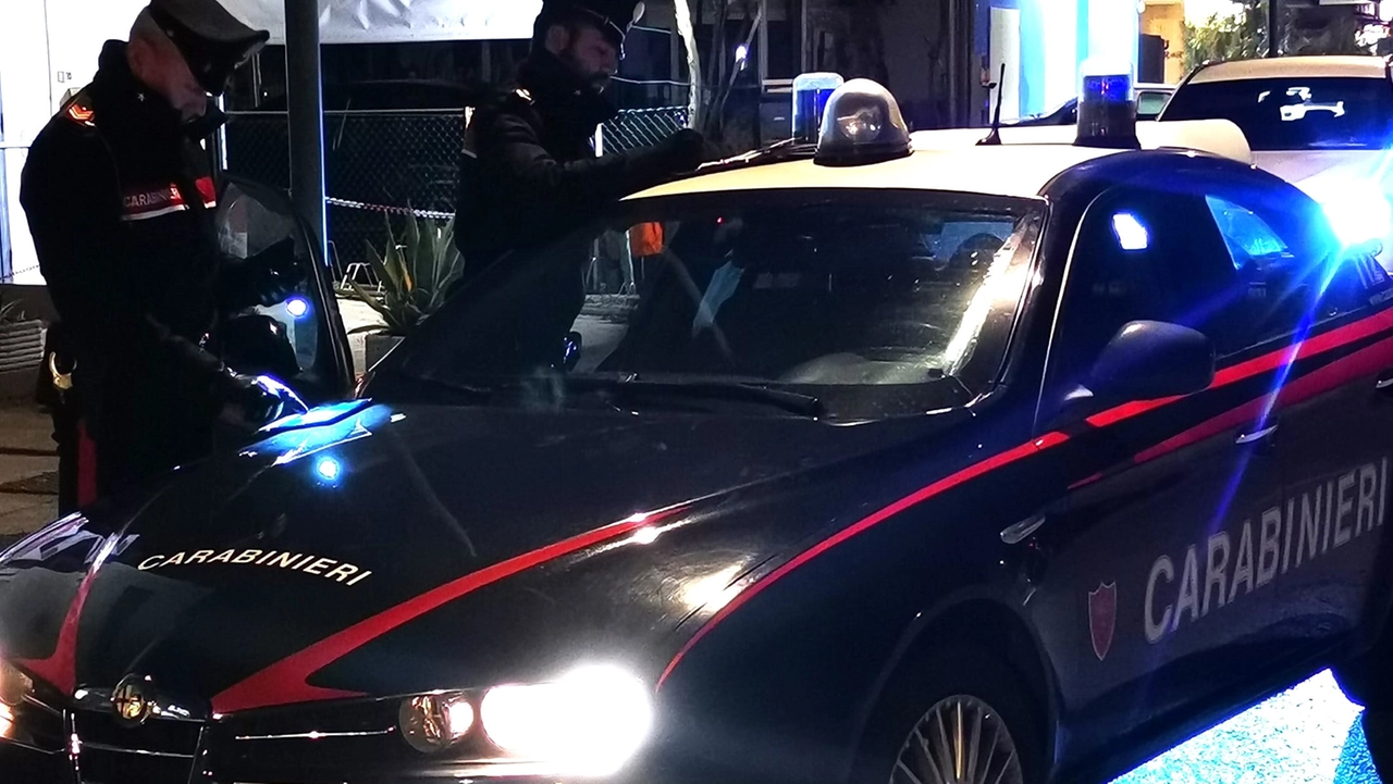 Una pattuglia di carabinieri in azione nella notte Una pattuglia di carabinieri in azione nella notte
