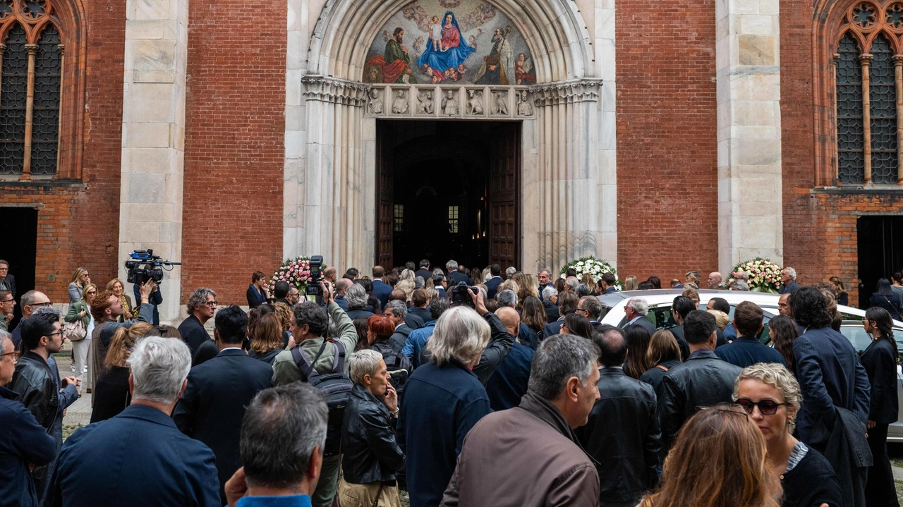 Nel cuore di Brera i funerali dell’architetta e volto tv icona dell’immobiliare morta di tumore. Le parole del marito. Per lei amici, imprenditori e semplici cittadini. Lo chef borghese: "Perdo un’amica". Nel cuore di Brera i funerali dell’architetta e volto tv icona dell’immobiliare morta di tumore. Le parole del marito. Per lei amici, imprenditori e semplici cittadini. Lo chef borghese: "Perdo un’amica".