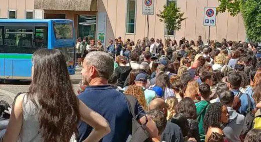 niente treni sulla lecco tirano i passeggeri lanciano bottiglie per fermare gli autobus