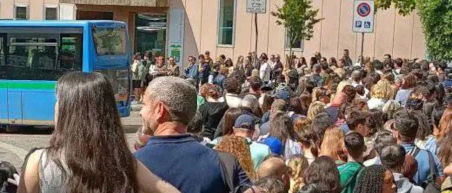 Niente treni sulla Lecco-Tirano: i passeggeri lanciano bottiglie per fermare gli autobus