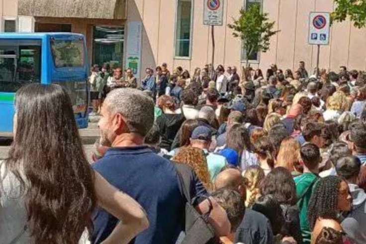 I viaggiatori accalcati nel piazzale della stazione a Lecco
