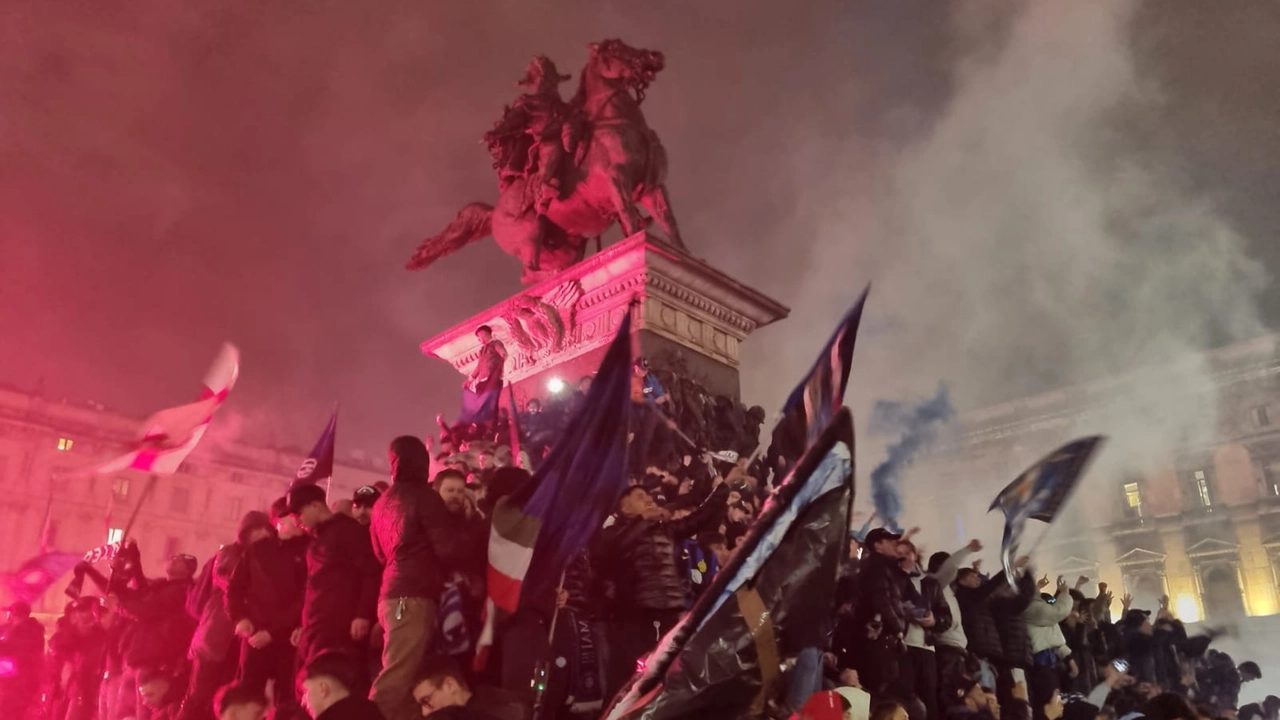 La statua di Vittorio Emanuele in piazza Duomo presa d'assalto dai tifosi nerazzurri (Foto Fasani)