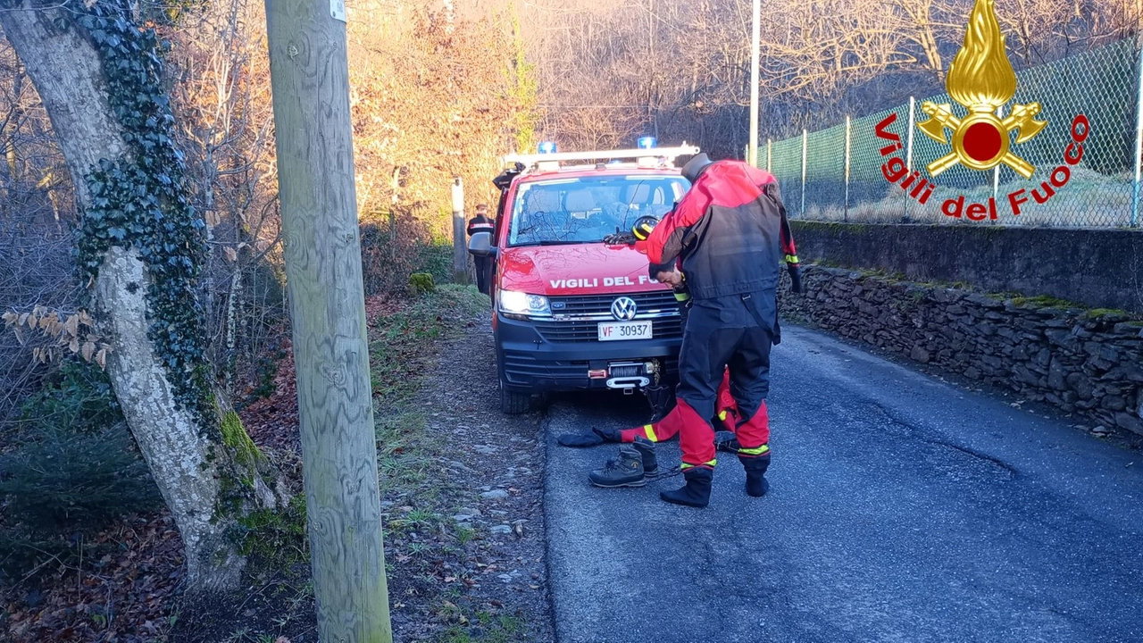 Le operazioni di recupero del corpo del motociclista volato giù da una scarpata Le operazioni di recupero del corpo del motociclista volato giù da una scarpata