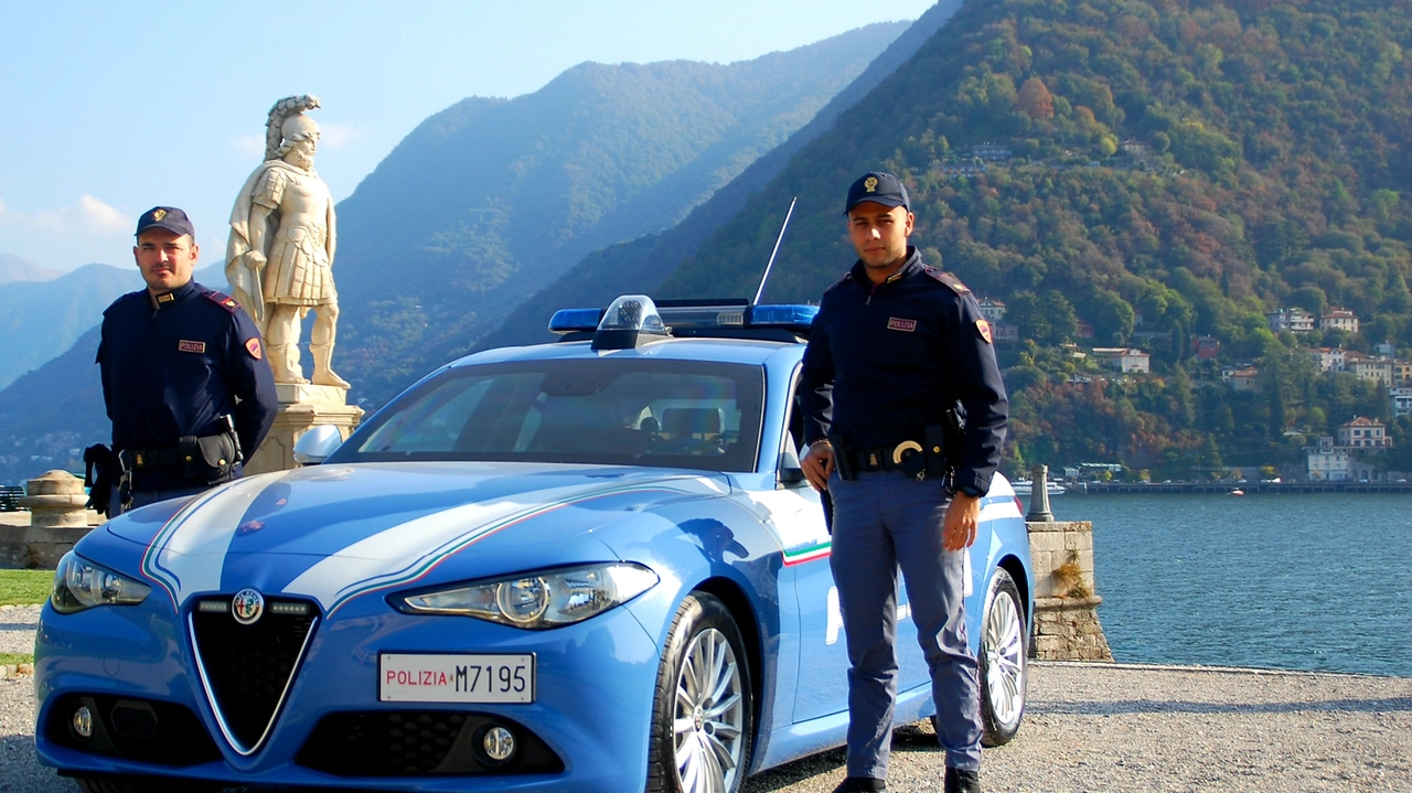 I controlli della polizia si effettuano in tutta Como, anche vicino al lago I controlli della polizia si effettuano in tutta Como, anche vicino al lago