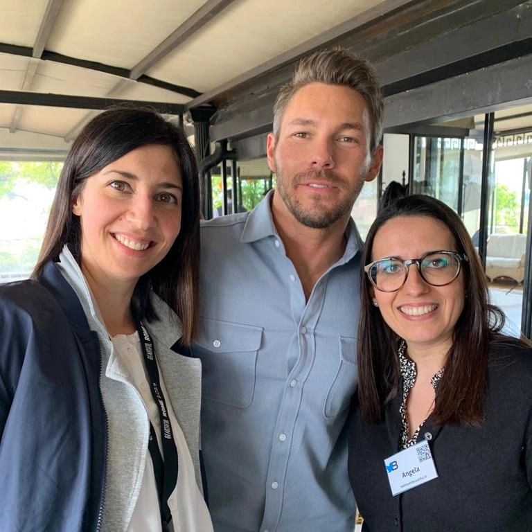 Valeria (sinistra) e Angela con Scott Clifton