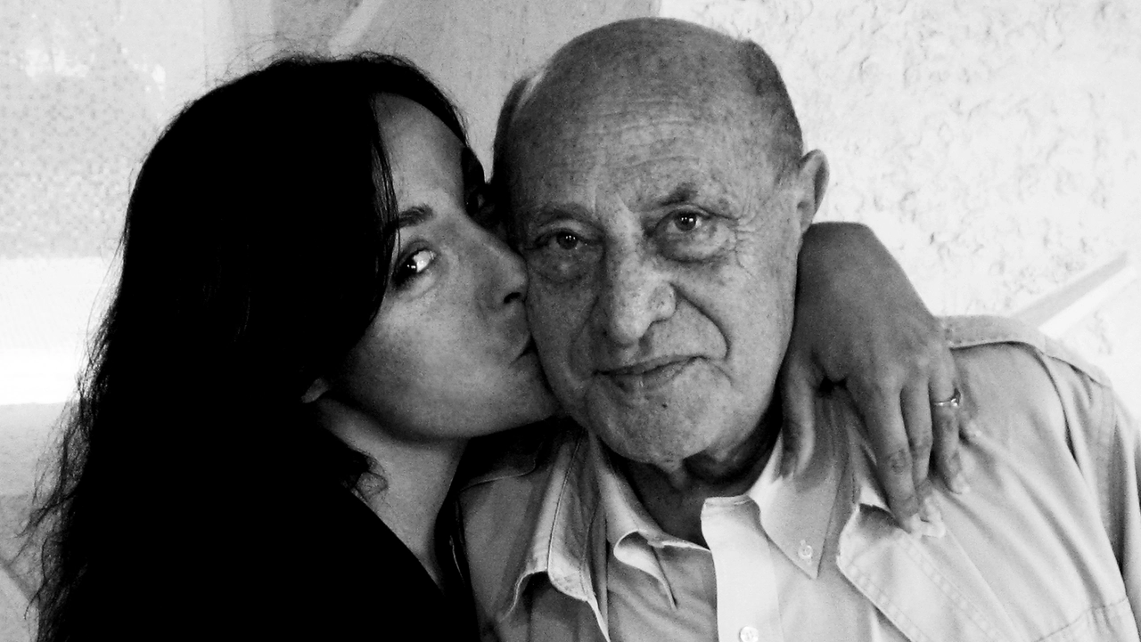 A Milano ha sede la Fondazione che il maestro ha creato quando aveva 69 anni, e che è diretta dalla nipote Carlotta Montebello (con Pomodoro nella foto)