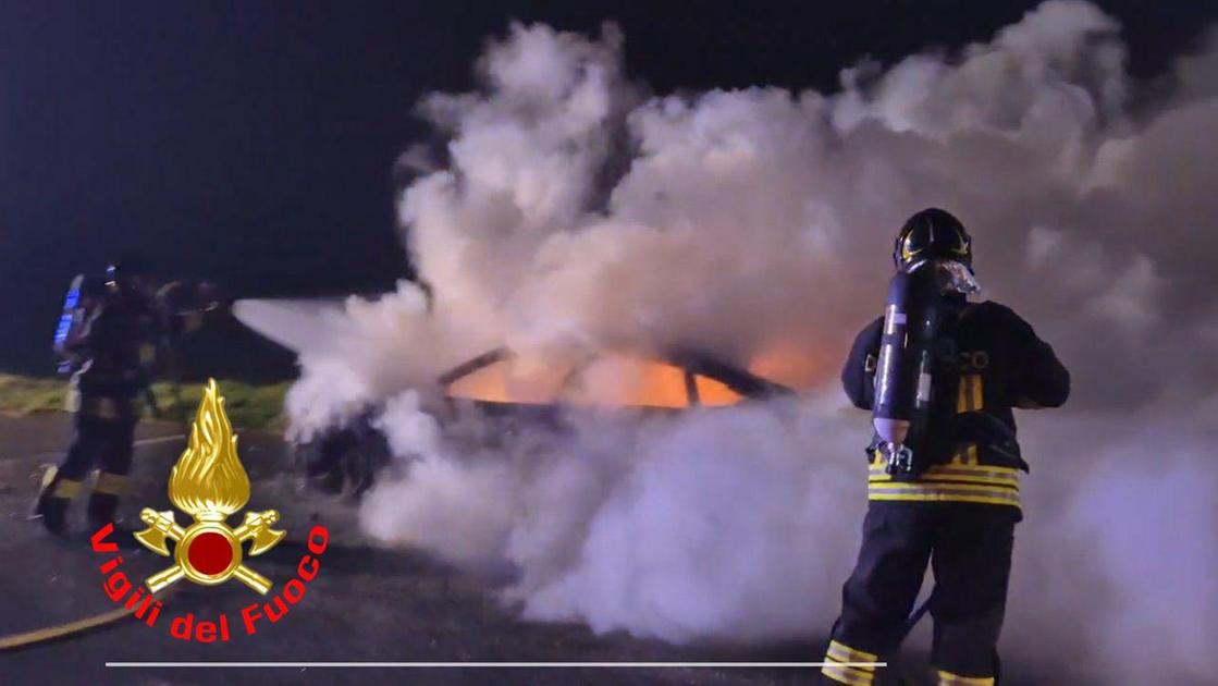 Auto parcheggiata avvolta dalle fiamme. Pochi dubbi sull’origine dolosa Auto parcheggiata avvolta dalle fiamme. Pochi dubbi sull’origine dolosa
