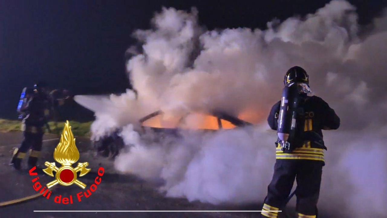CASTELLEONE (Cremona) Allarme nella notte tra venerdì e sabato, a Castelleone dove una Toyota Corolla parcheggiata in piazza Fondulo è stata... CASTELLEONE (Cremona) Allarme nella notte tra venerdì e sabato, a Castelleone dove una Toyota Corolla parcheggiata in piazza Fondulo è stata...
