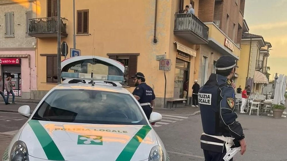 Sorpassa pericolosamente in centro e guida con patente falsa, extracomunitario nei guai. L’uomo di mezza età è stato inseguito dalla...