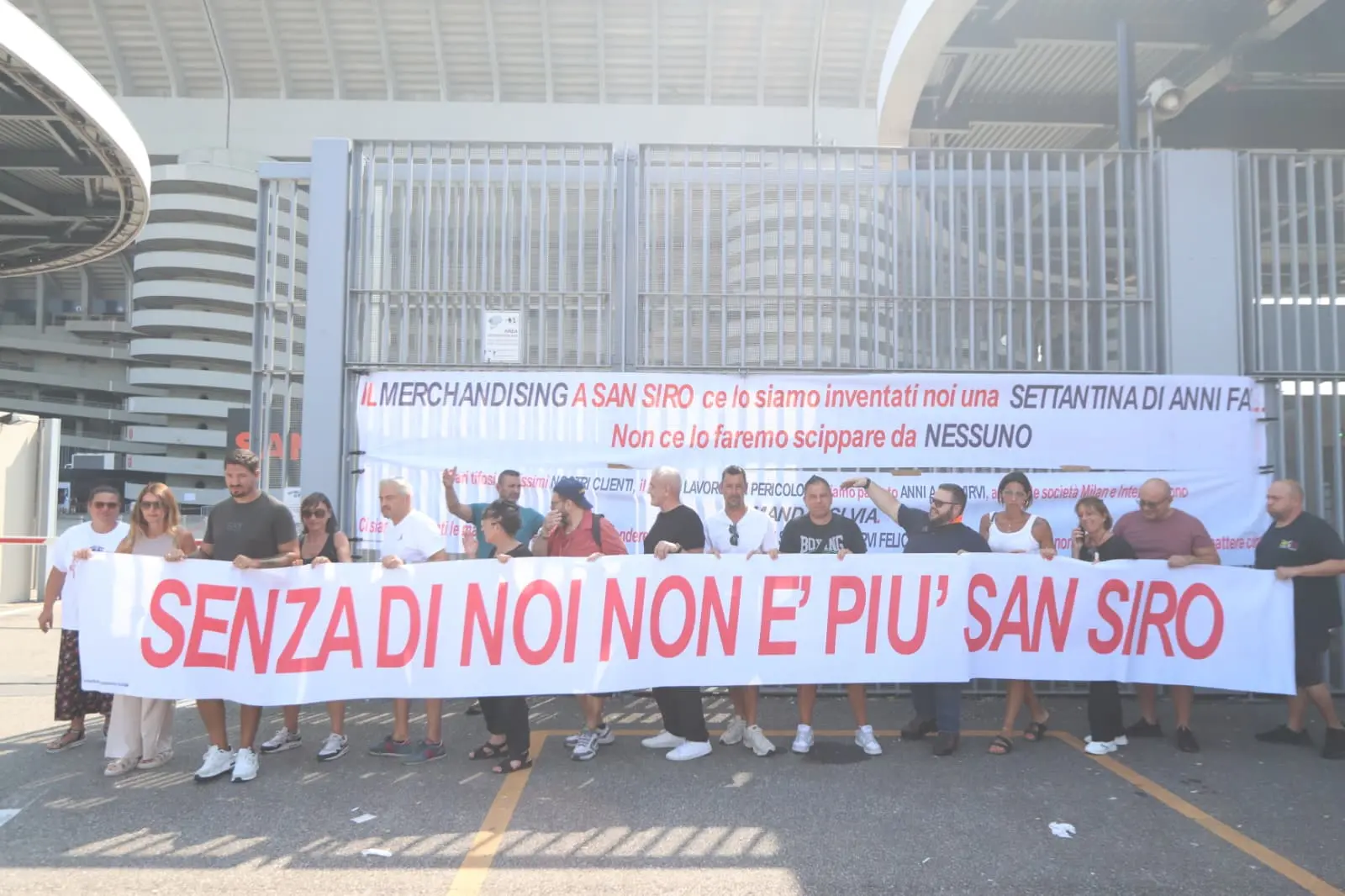 Ambulanti San Siro: scatta la protesta a Milan-Bari. Cosa chiedono, quanto pagano e perché non si trova un accordo