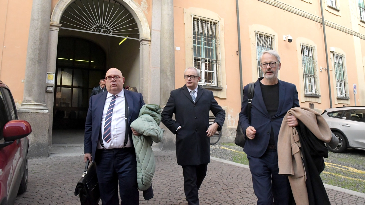 Massimo Adriatici, al centro, all'uscita dal tribunale di Pavia Massimo Adriatici, al centro, all'uscita dal tribunale di Pavia