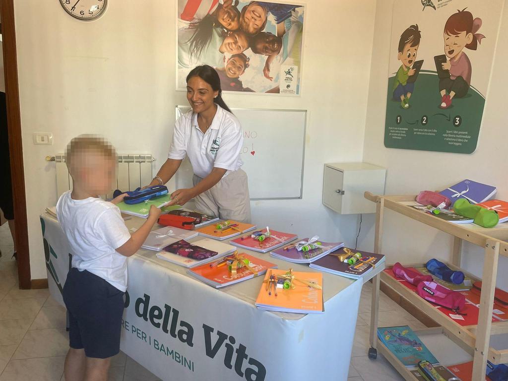 L’iniziativa contro il caro scuola: "Rientro complicato per le famiglie". Distribuiti kit gratuiti a Baggio L’iniziativa contro il caro scuola: "Rientro complicato per le famiglie". Distribuiti kit gratuiti a Baggio