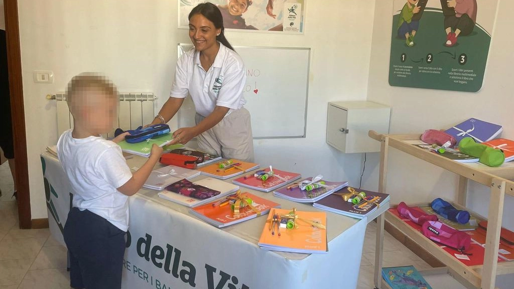 Il progetto di Fondazione Albero della Vita nelle periferie per evitare disuguaglianze tra i banchi. Catapano: "Le richieste di aiuto sono aumentate, ma c’è anche chi fa fatica e non sa a chi rivolgersi". Il progetto di Fondazione Albero della Vita nelle periferie per evitare disuguaglianze tra i banchi. Catapano: "Le richieste di aiuto sono aumentate, ma c’è anche chi fa fatica e non sa a chi rivolgersi".