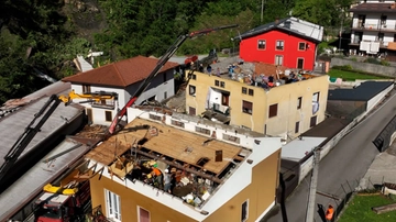 Tempesta in Val Seriana, tromba d’aria devastante: “Tetti volati via come elicotteri, mai visto una cosa così”