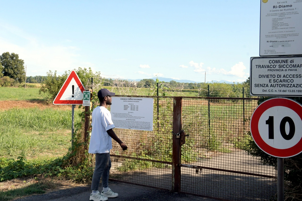 Il terreno vicino al cimitero dove dovrebbe sorgere un allevamento intensivo di polli