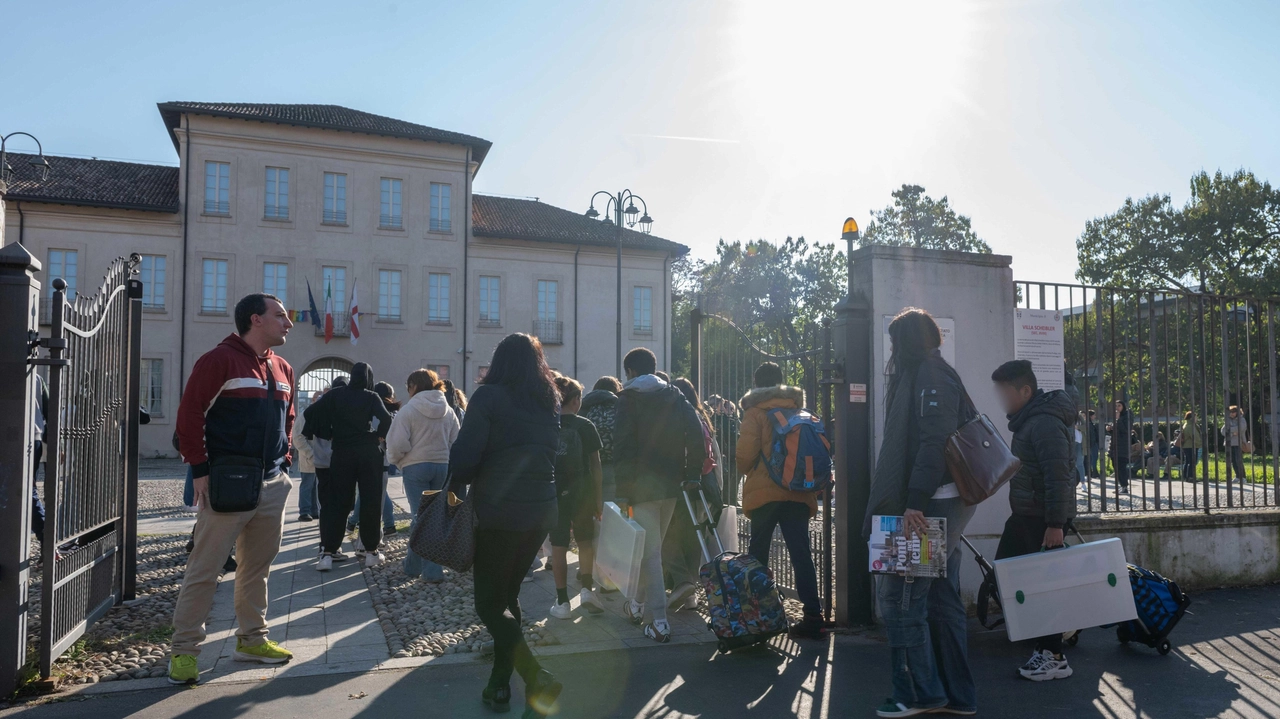 La marcia da via Cittadini a Villa Scheibler contro lo smembramento delle scuole La marcia da via Cittadini a Villa Scheibler contro lo smembramento delle scuole