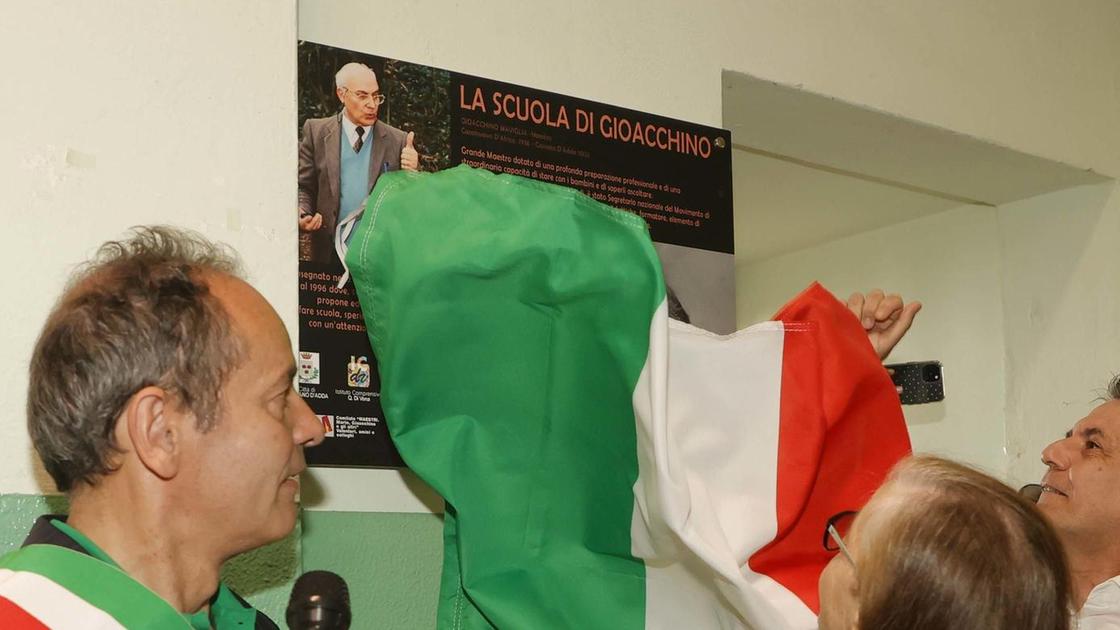 Targa in memoria. L’omaggio a Maviglia papà del tempo pieno Targa in memoria. L’omaggio a Maviglia papà del tempo pieno