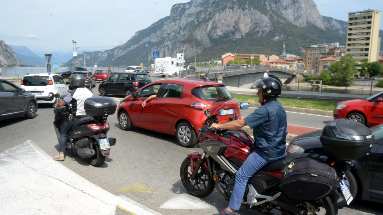 CARDINI LECCO = TRAFFICO SULLA SUPERSTRADA 36 MILANO LECCO - PER PUSTERLA - ARCHIVIO CARDINI LECCO = TRAFFICO SULLA SUPERSTRADA 36 MILANO LECCO - PER PUSTERLA - ARCHIVIO