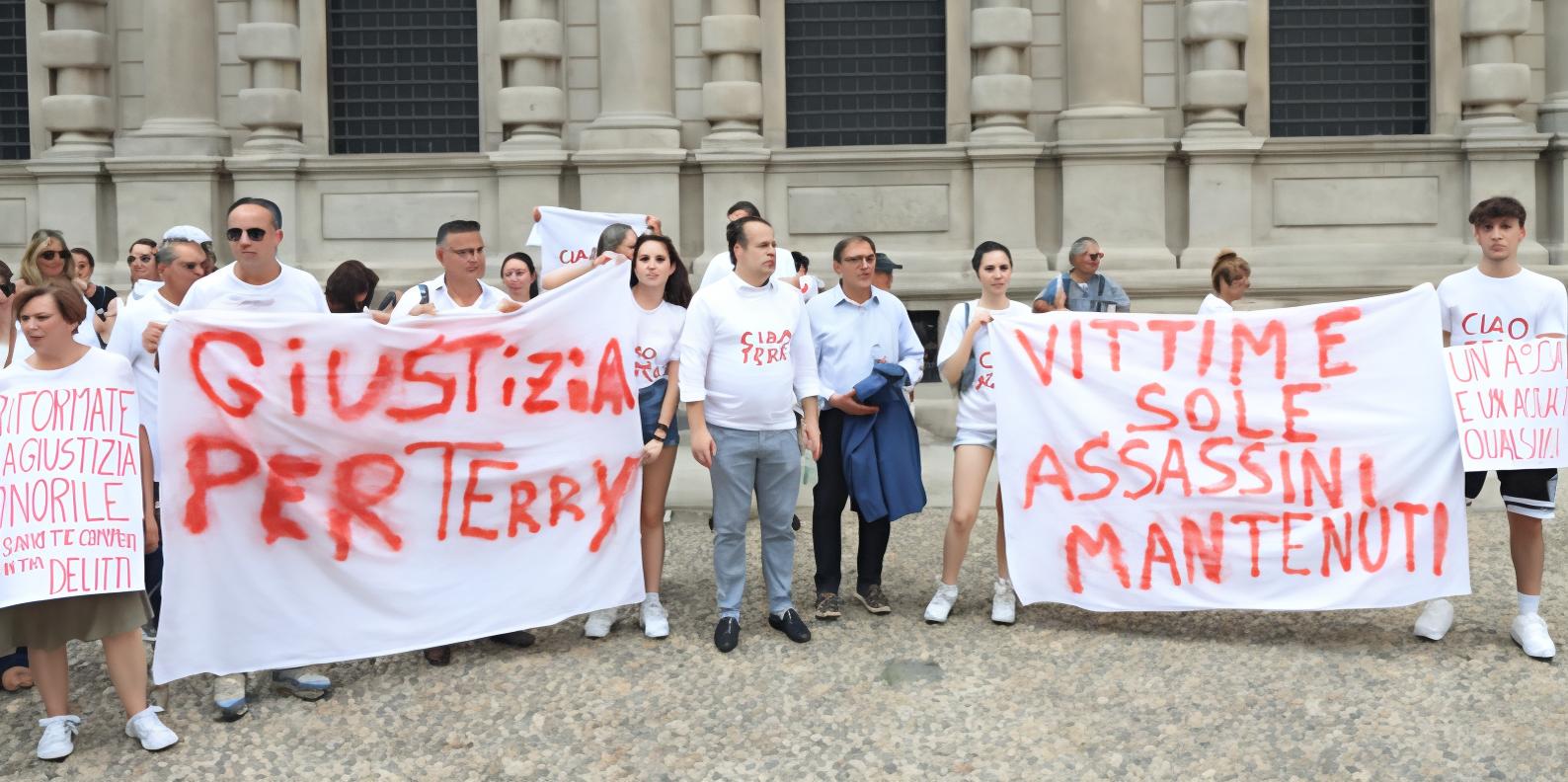 Un corteo per Terry, uccisa da un 15enne. La figlia: "Più tutele per i familiari" Un corteo per Terry, uccisa da un 15enne. La figlia: "Più tutele per i familiari"