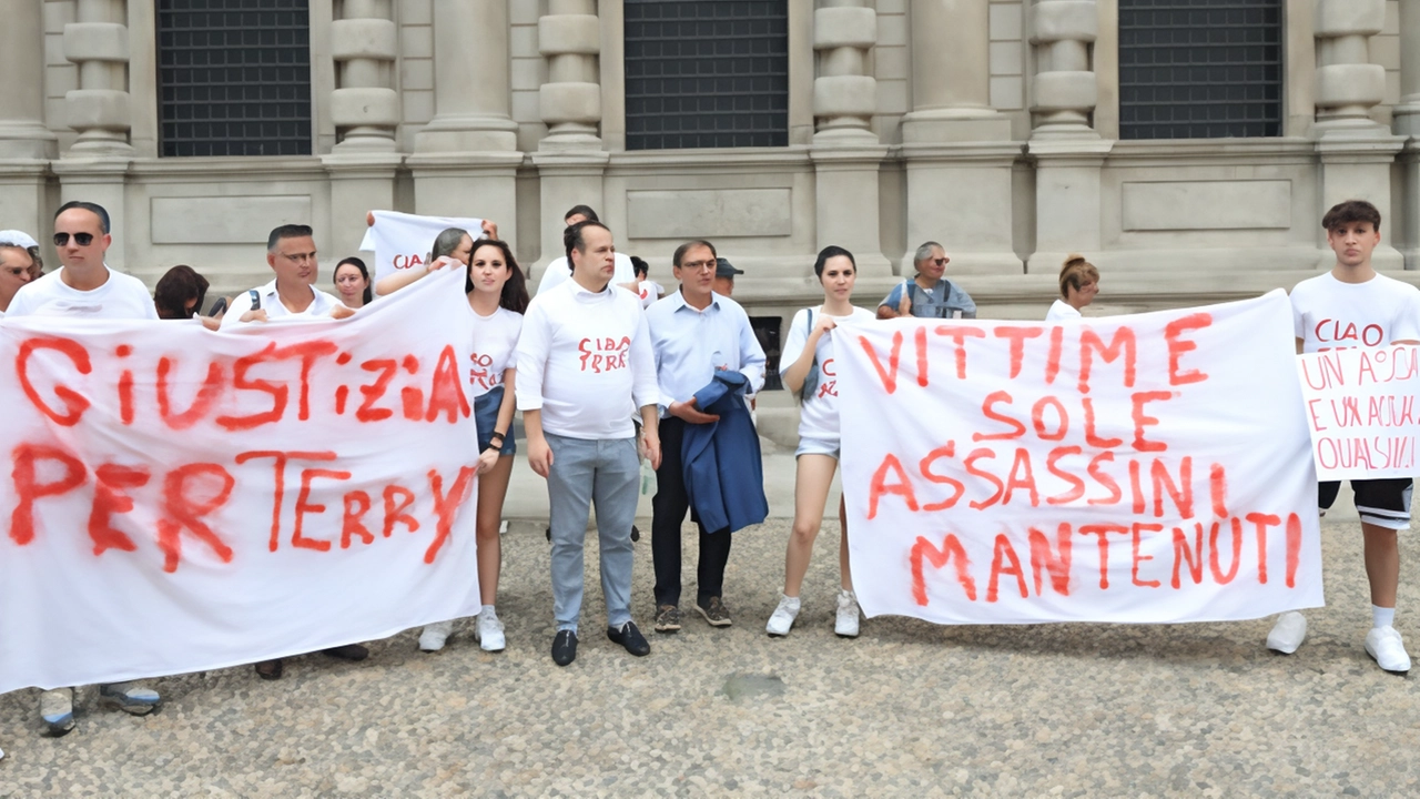 Si sono dati appuntamento in piazza Missori per poi percorrere via Torino e piazza Duomo e arrivare infine davanti a... Si sono dati appuntamento in piazza Missori per poi percorrere via Torino e piazza Duomo e arrivare infine davanti a...