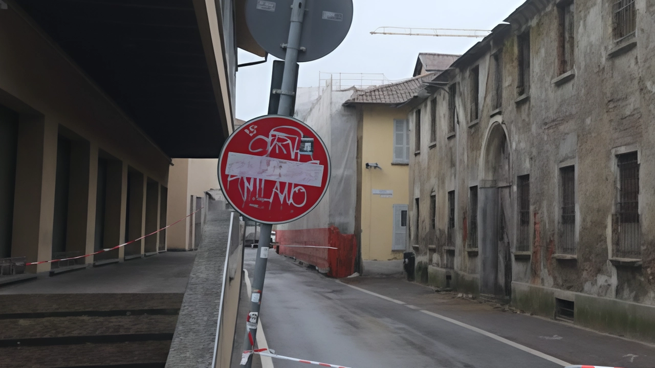 Il vecchio ospedale di Vimercate è chiuso in cerca di un futuro dal 2010 quando medici e infermieri si sono trasferiti nella nuova struttura di Oreno Il vecchio ospedale di Vimercate è chiuso in cerca di un futuro dal 2010 quando medici e infermieri si sono trasferiti nella nuova struttura di Oreno