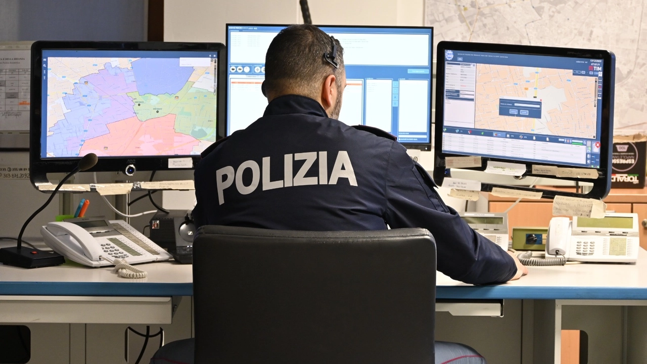 Un agente di polizia geolocalizza un braccialetto elettronico Un agente di polizia geolocalizza un braccialetto elettronico