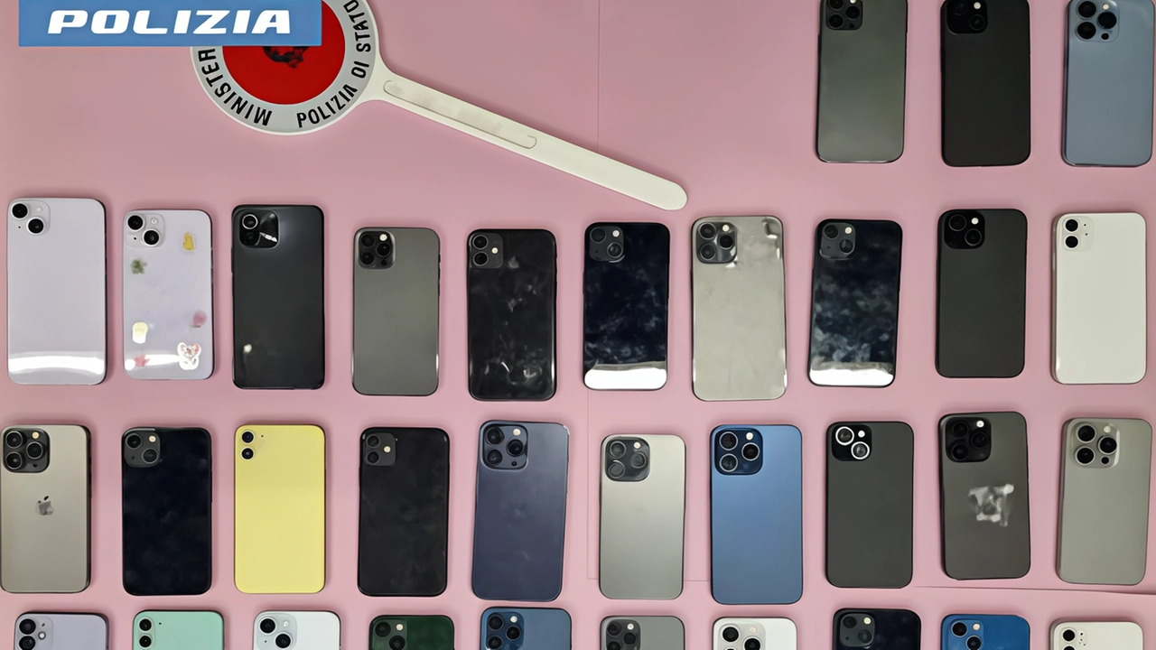 Alcuni degli iPhone sequestrati dai poliziotti sabato sera in viale Stelvio Alcuni degli iPhone sequestrati dai poliziotti sabato sera in viale Stelvio