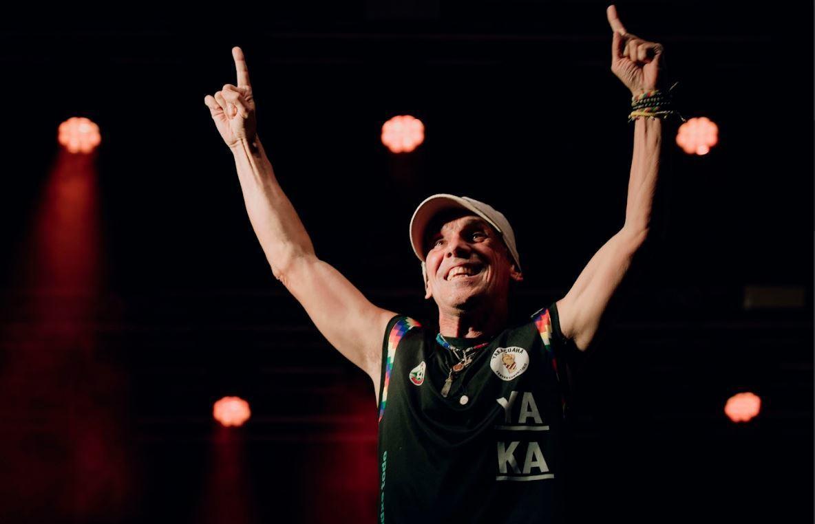 cultura balli e risate sul lago da vecchioni a manu chao