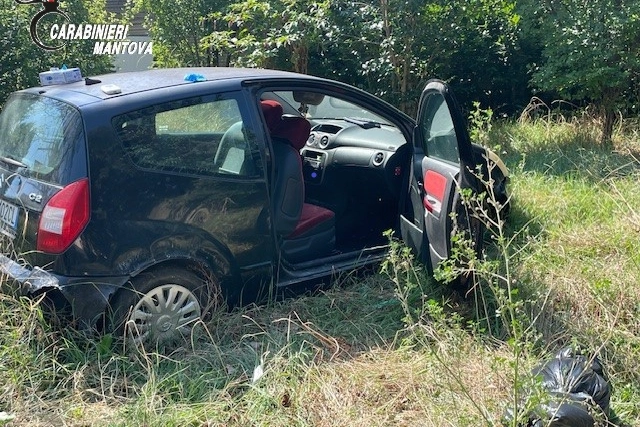 L'auto dentro la quale carabinieri e veterinari di Ats hanno rinvenuto un pitbull morto per il caldo