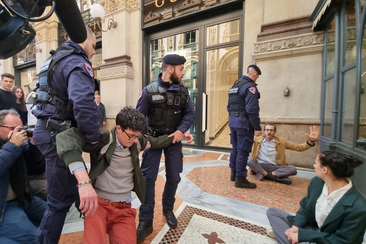 Il sit in di protesta in Galleria Vittorio Emanuele il 19 marzo