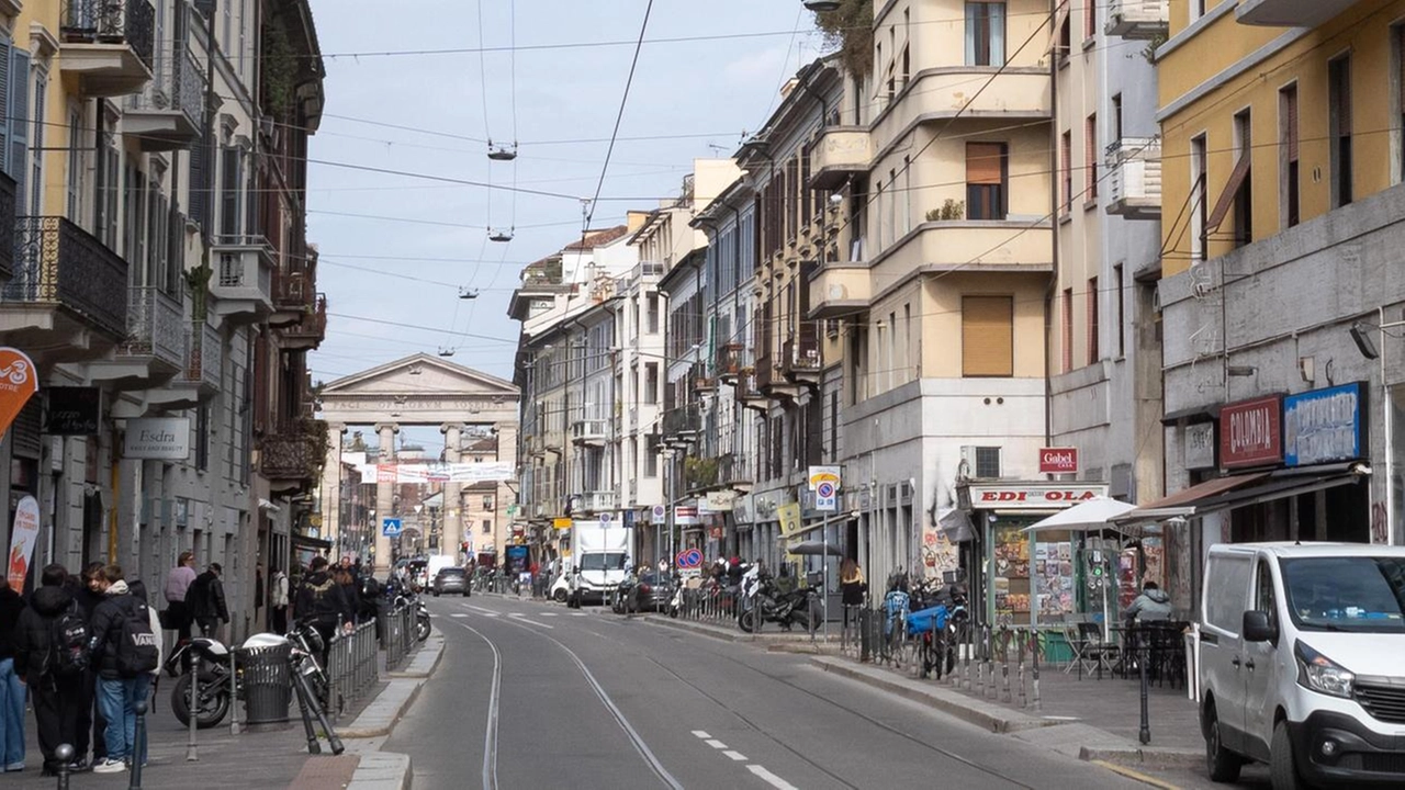Circa un chilometro separa l’arco di Porta Ticinese dalla circonvallazione esterna: una via che scorre dritta e parallela al Naviglio...