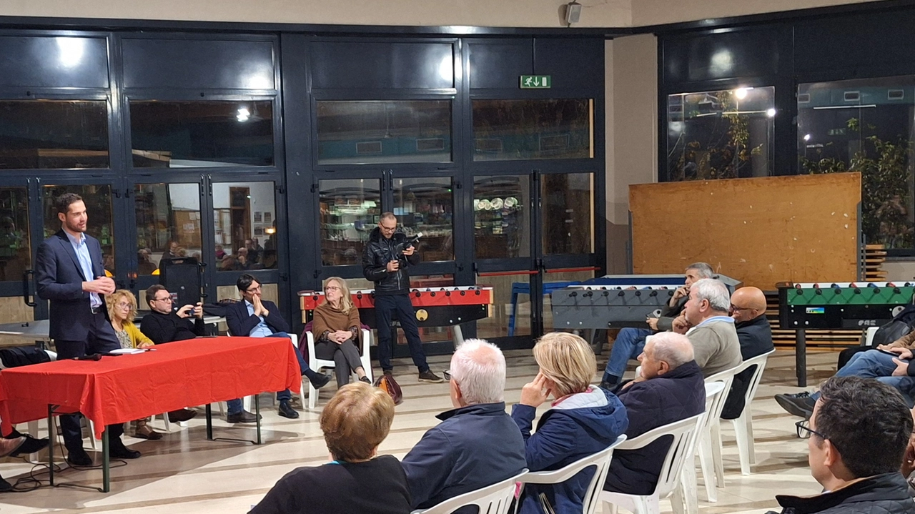 Un momento dell’incontro con i residenti Un momento dell’incontro con i residenti