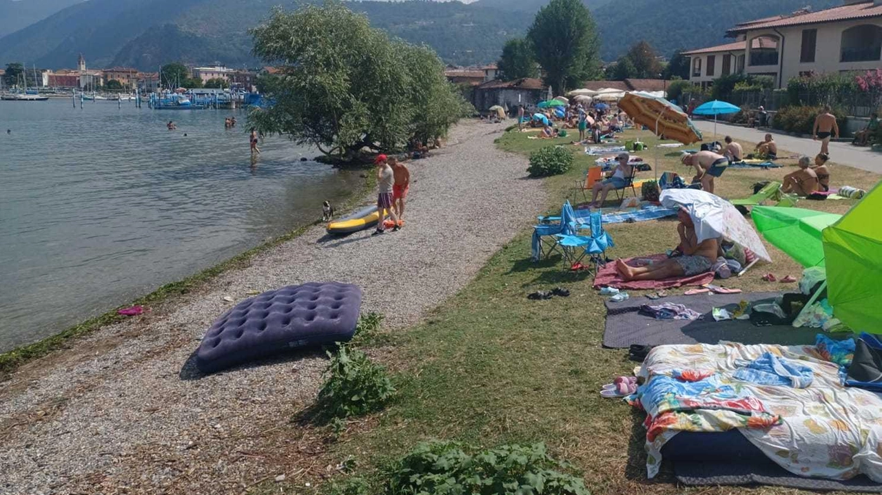 Ancora numerosi i turisti sulle spiagge dell’Iseo Nell’area del basso Sebino i maggiori problemi legati alla presenza delle alghe Ancora numerosi i turisti sulle spiagge dell’Iseo Nell’area del basso Sebino i maggiori problemi legati alla presenza delle alghe