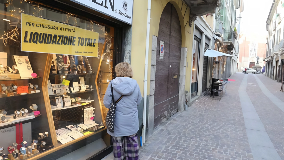 A Monza il turnover dei negozi è rapido: chiusure storiche e nuove aperture in centro. Il commercio al dettaglio in evoluzione. A Monza il turnover dei negozi è rapido: chiusure storiche e nuove aperture in centro. Il commercio al dettaglio in evoluzione.