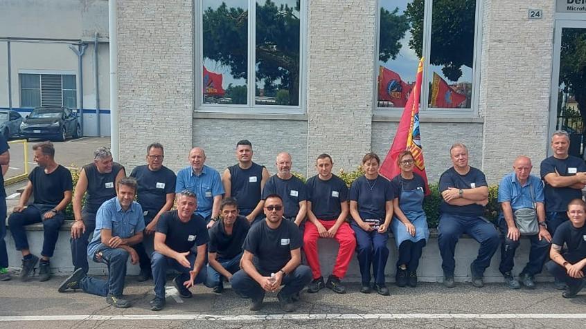 Errore burocratico, si autodenuncia. Dipendente licenziato dall’azienda sciopero a oltranza e presidio ai cancelli Errore burocratico, si autodenuncia. Dipendente licenziato dall’azienda sciopero a oltranza e presidio ai cancelli