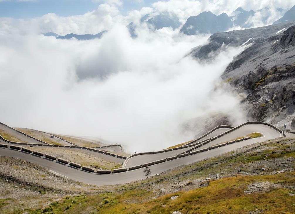 Chiusi il Passo dello Stelvio dal lato lombardo a causa di due frane sulla carreggiata