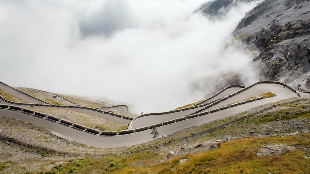 Chiuso il passo dello Stelvio, lato lombardo, a causa di due frane di lieve entità