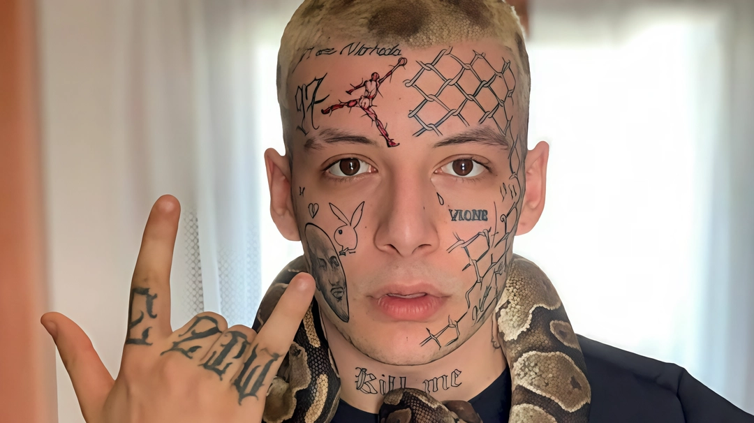 Il rapper era accusato di maltrattamenti nei confronti di Jeffrey Baby. Il giovane, morto a 26 anni, aveva detto al padre di aver subito violenze. Il rapper era accusato di maltrattamenti nei confronti di Jeffrey Baby. Il giovane, morto a 26 anni, aveva detto al padre di aver subito violenze.