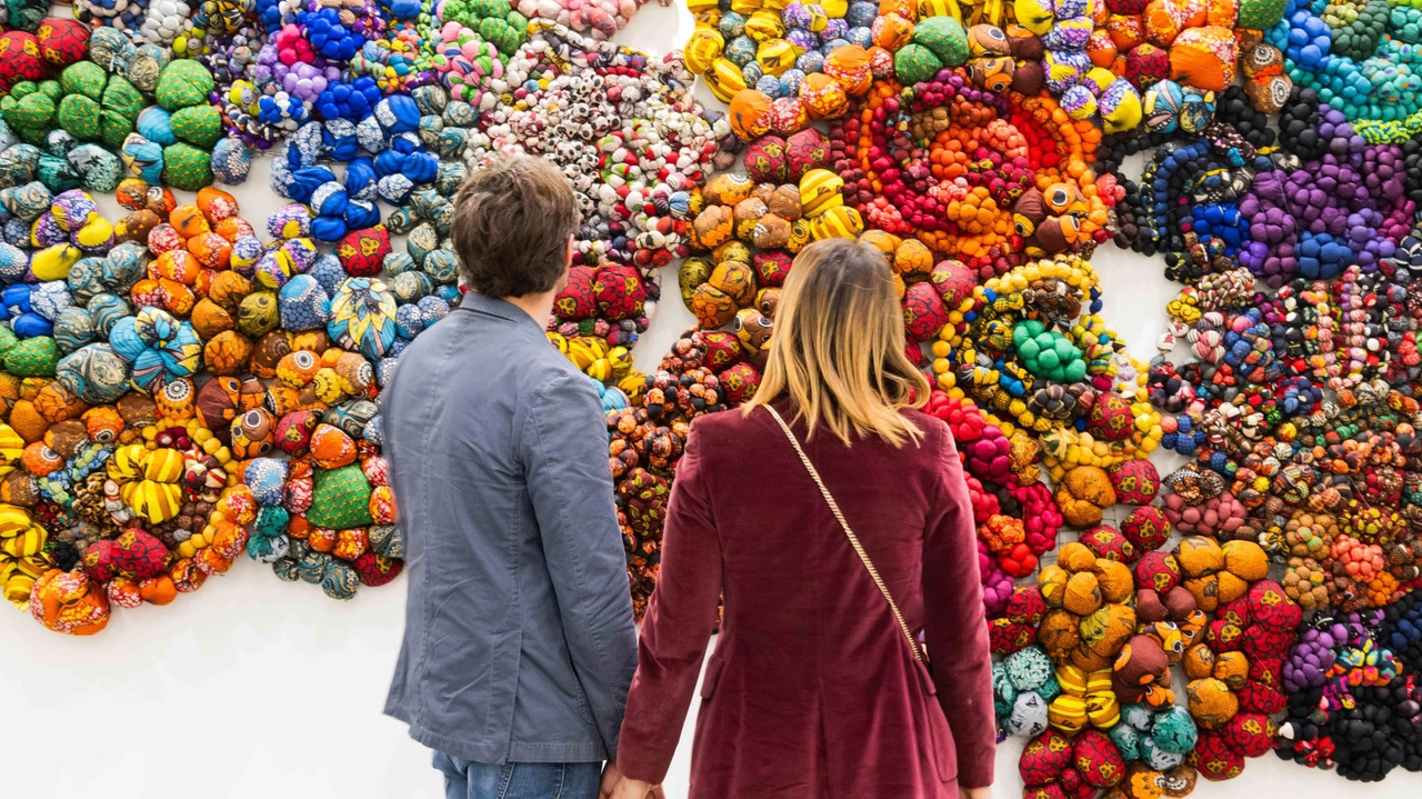 Sotto lo stesso tetto 179 gallerie da 31 Paesi. Nel segno di Robert Rauschenberg “Una rosa per Morricone e Pasolini“ e si viaggia nella Pop art con Giò Marconi.