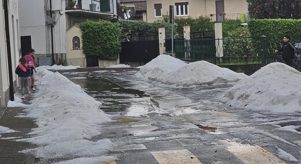 Violenta grandinata a Olginate, strade e prati imbiancati. Poi scoppia il temporale: allagamenti e alberi caduti Violenta grandinata a Olginate, strade e prati imbiancati. Poi scoppia il temporale: allagamenti e alberi caduti