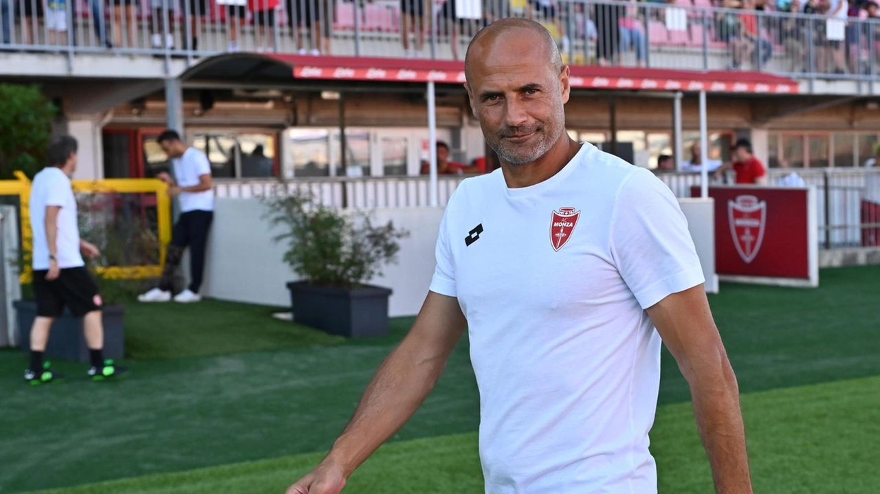 Paolo Bianco (ex Frosinone), prima stagione da allenatore del Monza Oggi a Bari cerca conferme dopo il vittorioso esordio della scorsa settimana Paolo Bianco (ex Frosinone), prima stagione da allenatore del Monza Oggi a Bari cerca conferme dopo il vittorioso esordio della scorsa settimana