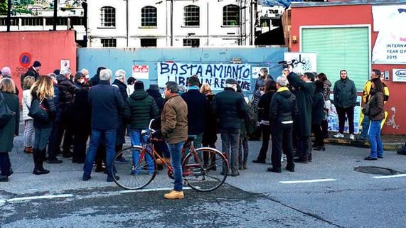Uno dei tanti presidi degli operai della Leuci che tentavano di salvare il posto di lavoro Uno dei tanti presidi degli operai della Leuci che tentavano di salvare il posto di lavoro