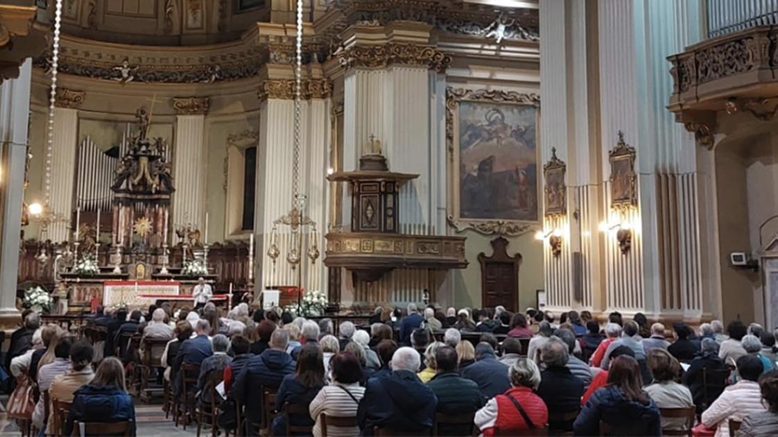 Desio, la benefattrice e il dono inaspettato: regalate 350 sedie alla basilica dei Santi Siro e Materno