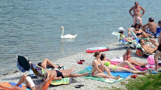 A Lecco sono appena tre i luoghi sicuri:Pradello, Rivabella e alla Canottieri. Altrove non si può nuotare pena multe che vanno da un minimo di 25 euro ad un massimo di 250 euro A Lecco sono appena tre i luoghi sicuri:Pradello, Rivabella e alla Canottieri. Altrove non si può nuotare pena multe che vanno da un minimo di 25 euro ad un massimo di 250 euro