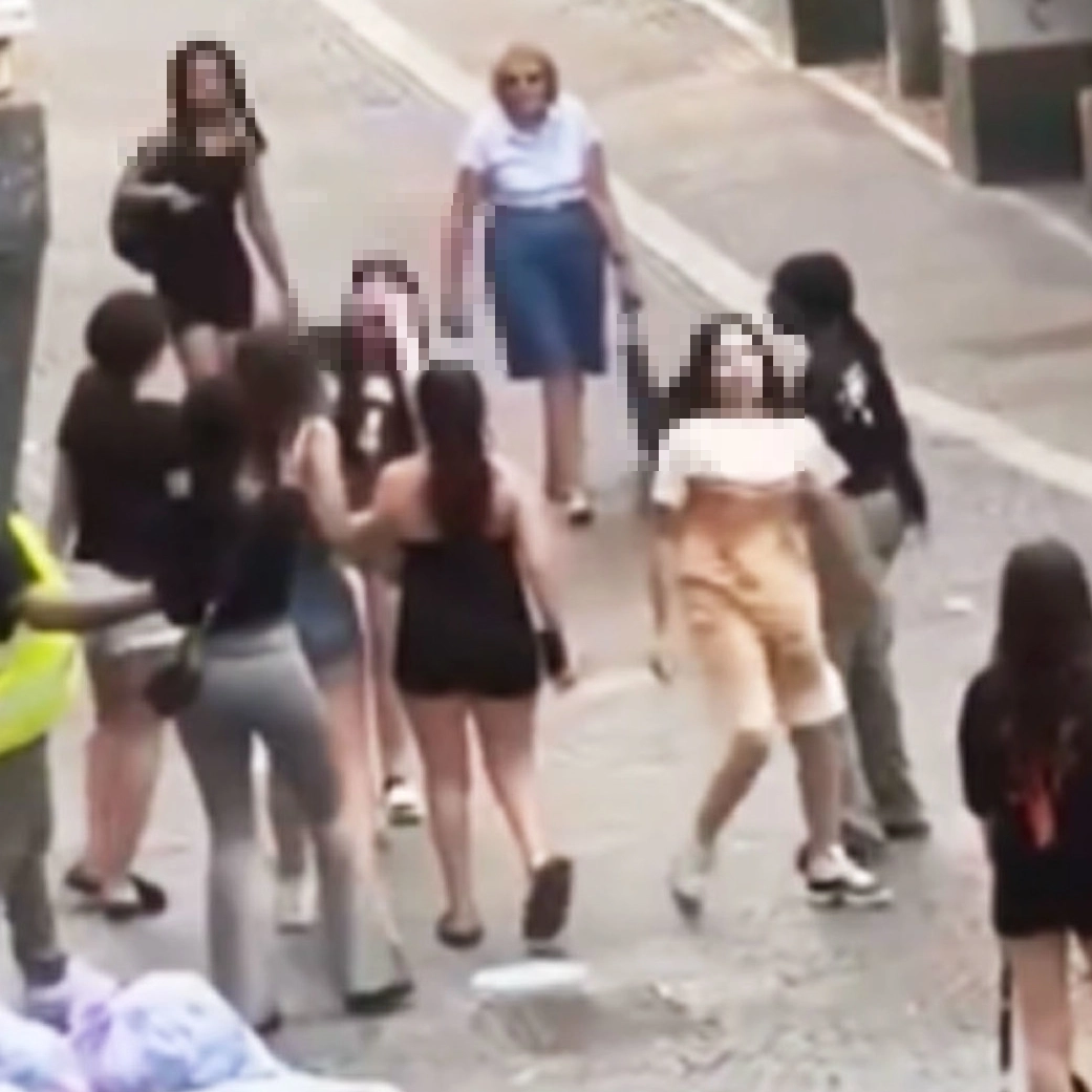 Un fotogramma del video che riprende la rissa in pieno centro a Lecco