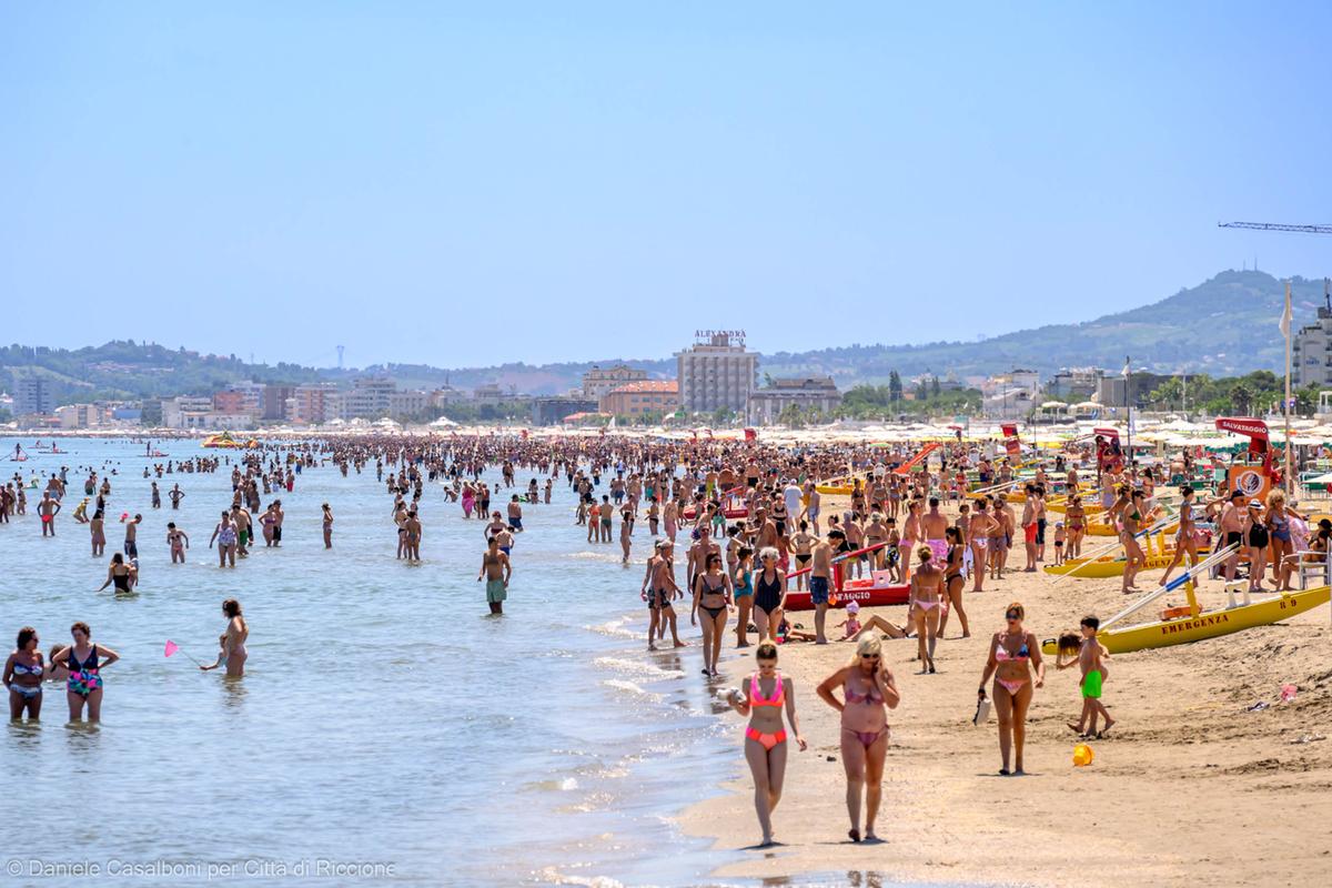 Maranza in trasferta al mare strappano la collanina a 19enne bergamasco mentre fa il bagno a Riccione Maranza in trasferta al mare strappano la collanina a 19enne bergamasco mentre fa il bagno a Riccione
