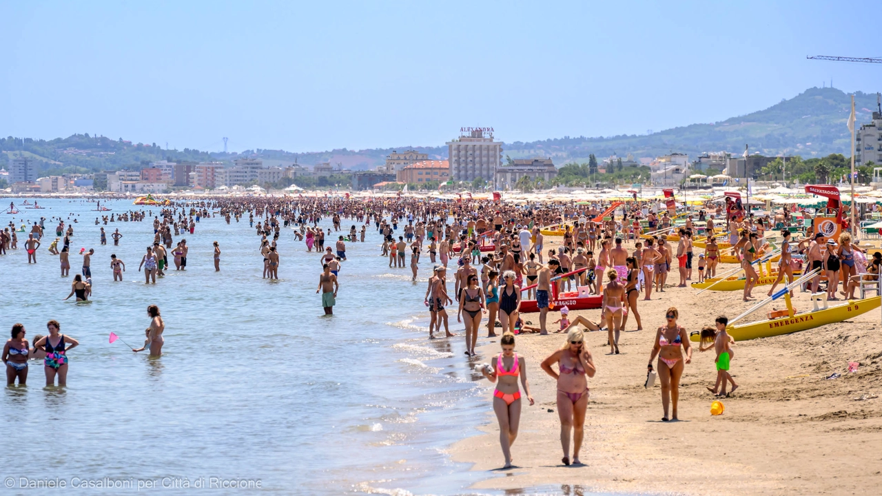 Il ragazzo bergamasco è stato aggredito e scippato mentre stava nuotando al largo della spiaggia di Marano di Riccione