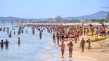 Maranza in trasferta al mare strappano la collanina a 19enne bergamasco mentre fa il bagno a Riccione